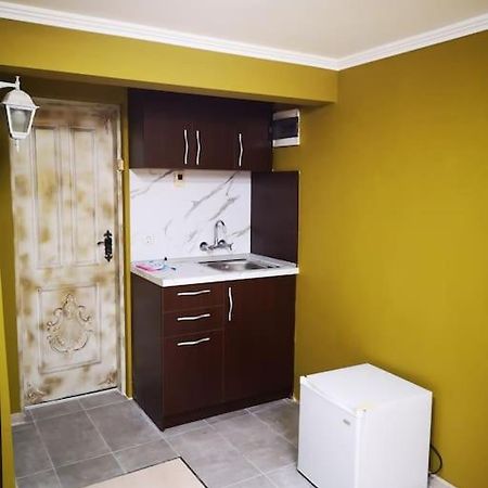 Студиото Е Партер От Жилищна Сграда. Топ Център. Apartment Varna Bagian luar foto