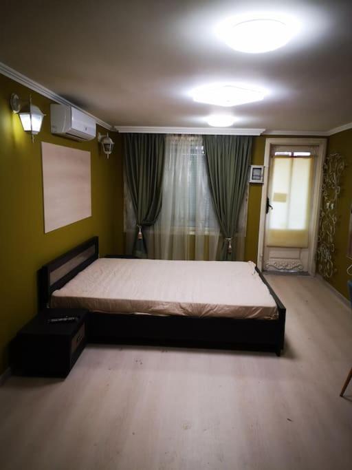 Студиото Е Партер От Жилищна Сграда. Топ Център. Apartment Varna Bagian luar foto