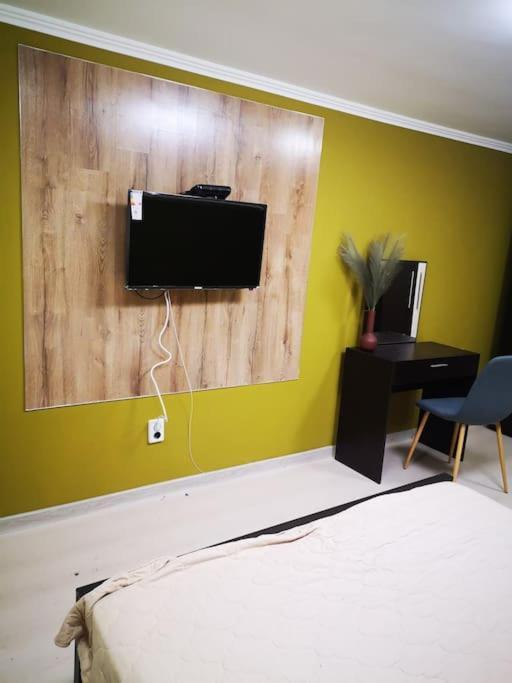 Студиото Е Партер От Жилищна Сграда. Топ Център. Apartment Varna Bagian luar foto