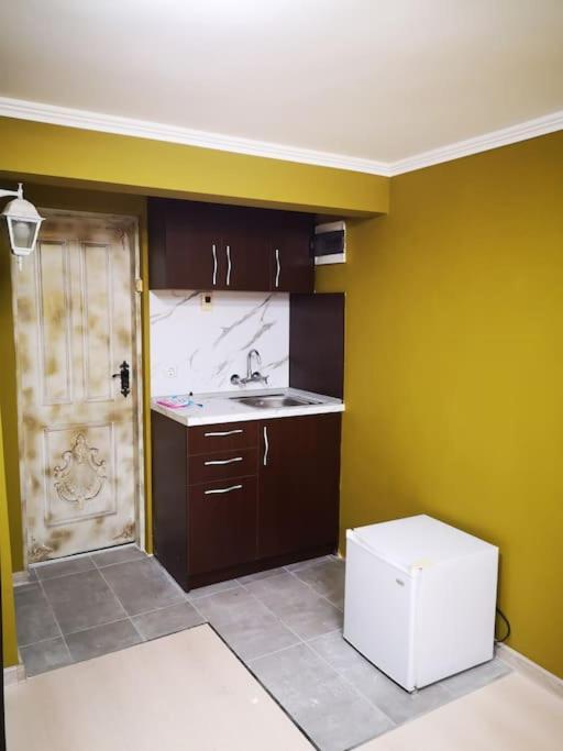 Студиото Е Партер От Жилищна Сграда. Топ Център. Apartment Varna Bagian luar foto