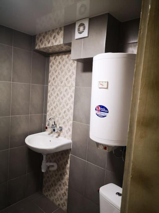 Студиото Е Партер От Жилищна Сграда. Топ Център. Apartment Varna Bagian luar foto