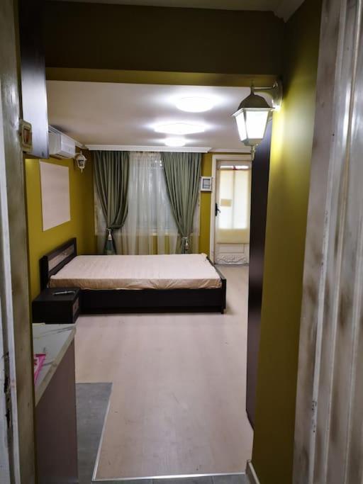 Студиото Е Партер От Жилищна Сграда. Топ Център. Apartment Varna Bagian luar foto