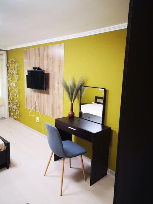 Студиото Е Партер От Жилищна Сграда. Топ Център. Apartment Varna Bagian luar foto